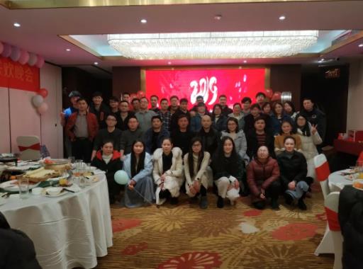 为回馈全国新老客户对公司十多年的信赖与厚爱，在这样一个“团聚”的日子里，为保障新产品年前按计划上线，商网信息研发中心…