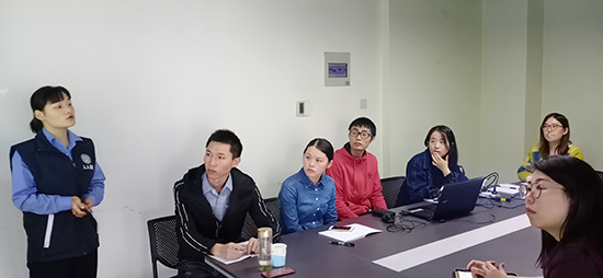 培训中陈老师还现场给参培人员演示了CPR心肺复苏胸外按压、人工呼吸模拟和改善颈椎腰椎职业病示范练习
